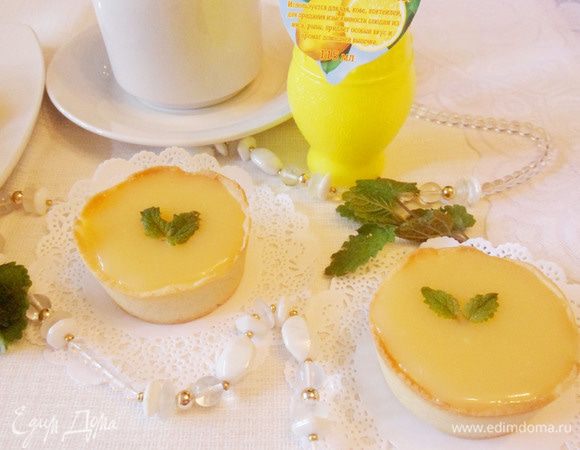 Очень гармоничное сочетание и по вкусу, и по цвету. Песочные тарталетки с лимонным кремом готовы. Приятного аппетита!