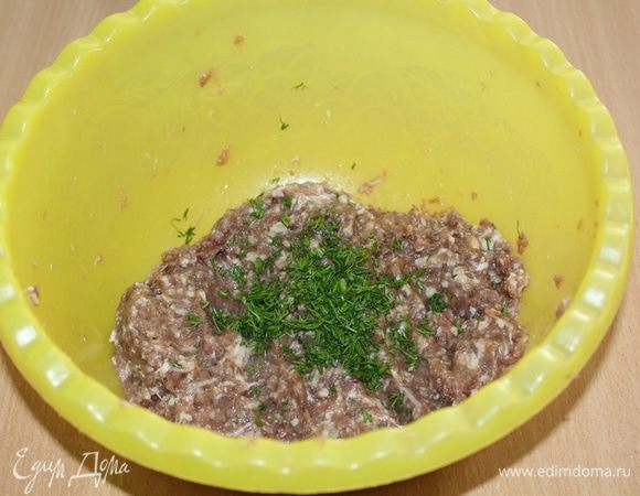 К фаршу добавить измельченный лук, вымесить фарш руками до однородного состояния, добавить укроп. Посолить, поперчить по вкусу.