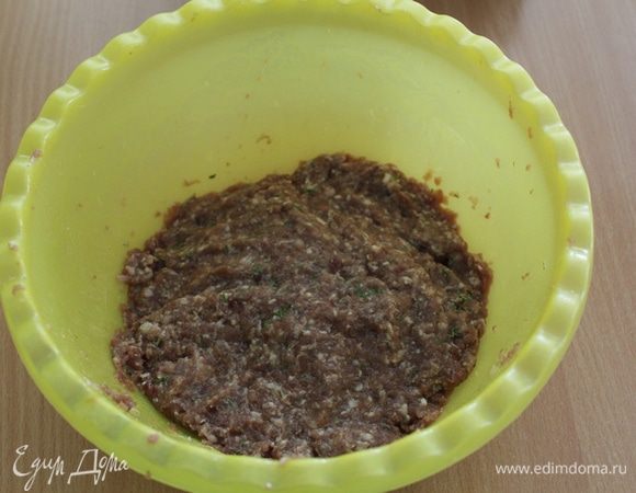 Фарш хорошо перемешать и отбить в течение 5-ти минут, фарш должен стать вязким и эластичным. Отправить в холодильник на 1 час.