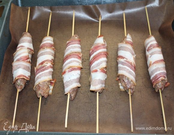 Выложить кебабы на бумагу для выпечки и запекать в духовке или на мангале 30-35 минут.