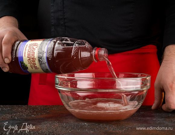 Соедините квас «Семейный секрет. Смородина-мята» с лимонным соком, корицей и медом.