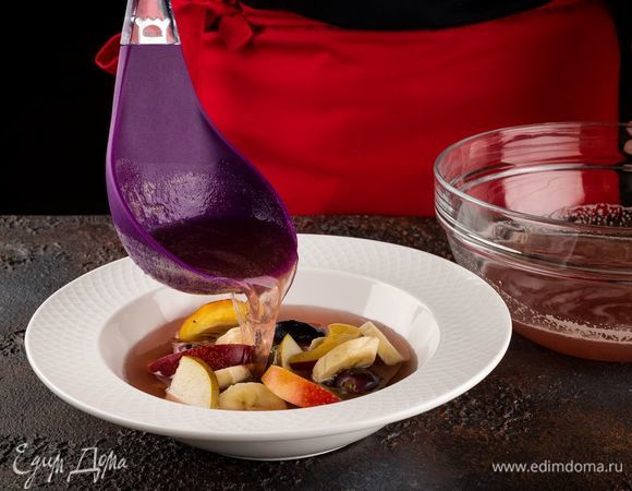 Выложите фрукты порционно в тарелки, залейте пряным квасом.