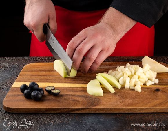 Ягоды и фрукты хорошо вымойте и обсушите. Яблоки и груши нарежьте кубиками. 