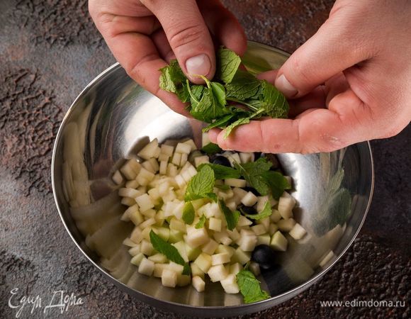 Добавьте к фруктам нарезанную мяту.