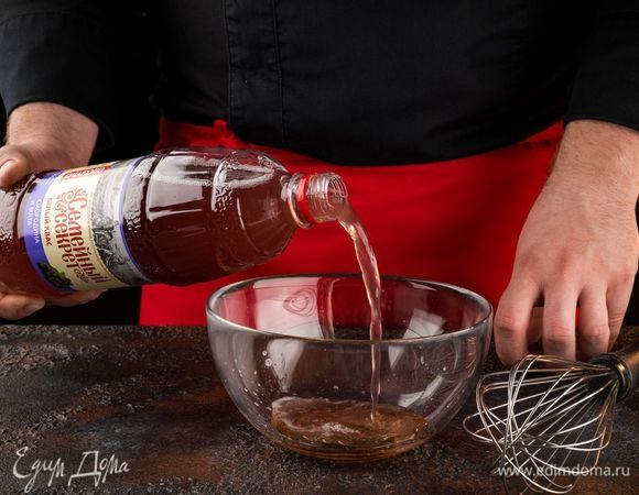 Добавьте в квас «Семейный секрет. Смородина-мята» мед по вкусу.