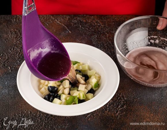 Разложите фрукты и ягоды порционно в тарелки, залейте квасом. 