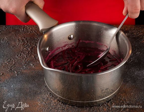 Отделите свекольную ботву от корнеплода. Свеклу нарежьте соломкой, добавьте воду и уксус, тушите в сотейнике 30 минут.