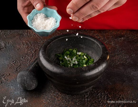 Измельчите зеленый лук и протрите с солью.