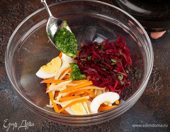 Соедините все ингредиенты с тушеной свеклой.