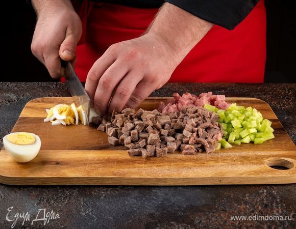 Отварите говядину и свиной язык, картофель. Также отварите вкрутую яйца. Нарежьте говядину, свиной язык, ветчину, яйца и огурцы кубиками. 
