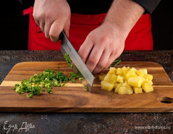 Нарежьте лук и картофель.