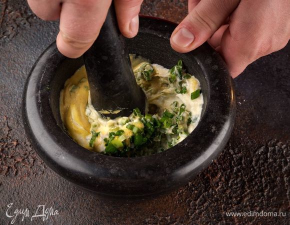 Измельчите зеленый лук и разотрите с солью. Добавьте сметану, горчицу по вкусу, соль и сахар. Все хорошо перемешайте. 