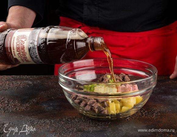 Соедините все нарезанные ингредиенты с заправкой. Добавьте квас «Семейный секрет. Домашний. Бородинский» и все тщательно перемешайте.