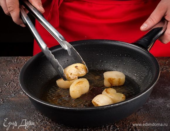 Обжарьте гребешки со всех сторон на сильном огне около 5 мин.