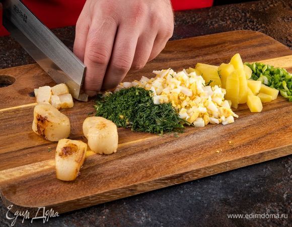 Отварите картофель, яйца. Нарежьте все кубиком. Нарежьте кубиком очищенные огурцы, измельчите зеленый лук и укроп. 
