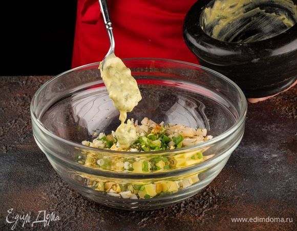 Смешайте горчицу со сметаной, добавьте сахар и соль по вкусу. Смешайте все нарезанные ингредиенты с заправкой.