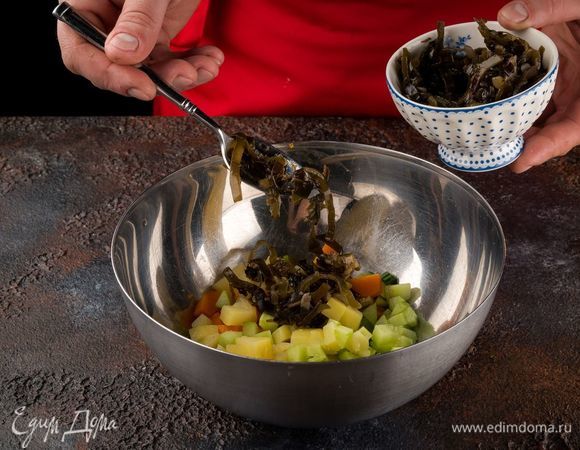 Сложите все ингредиенты в емкость, добавьте морскую капусту. 