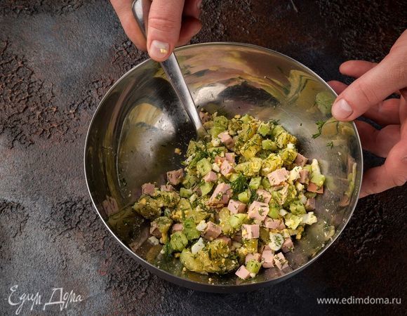 Смешайте все ингредиенты, посолите. 