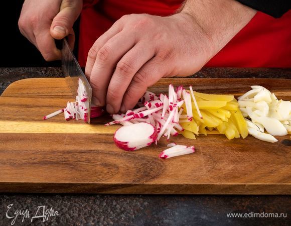 Отварите яйца вкрутую и нарежьте соломкой. Отварите картофель. Огурцы, редис, картофель очистите и нарежьте соломкой.
