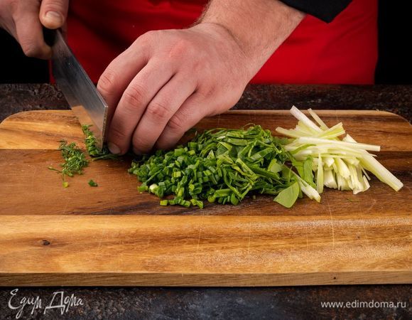 Нарежьте сельдерей, шпинат, зеленый лук и укроп. 