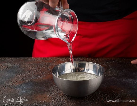 Отварите свеклу и куриные яйца. Лук нарежьте и залейте подсоленной водой на 10 мин., чтобы убрать горечь.