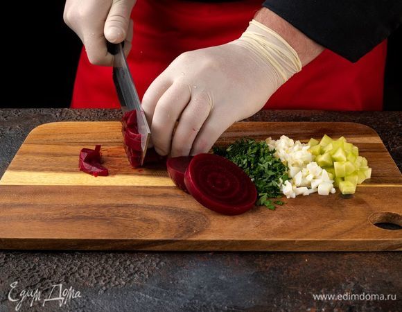 Нарежьте мелко свеклу, огурцы, яйца, зелень.