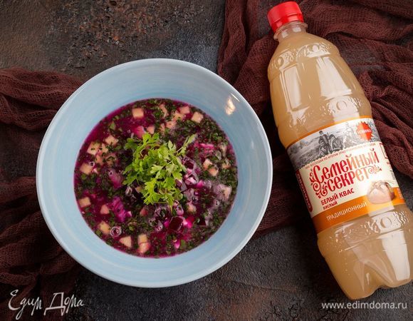 Посыпьте окрошку зеленью. Подавайте со сметаной. Приятного аппетита!