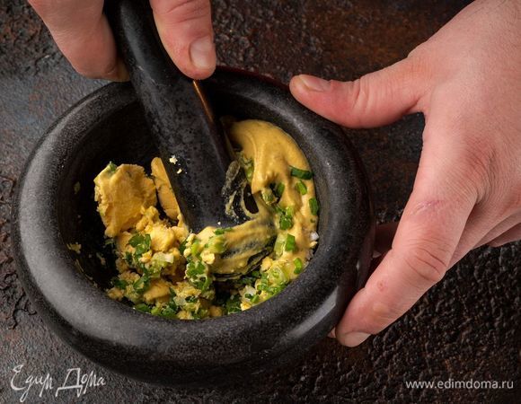 Зеленый лук растереть с ступке с желтком, горчицей и солью.