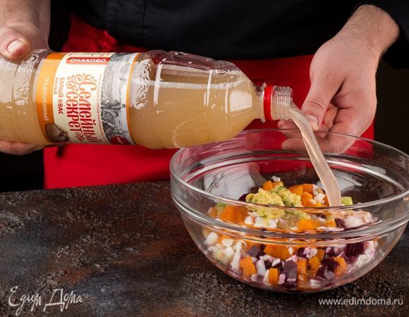 Соедините все подготовленные ингредиенты, добавьте квас «Семейный секрет. Традиционный» и сметану.