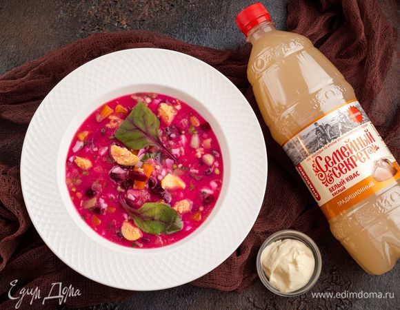 Перед подачей на стол посыпьте окрошку нарезанной зеленью. Приятного аппетита!