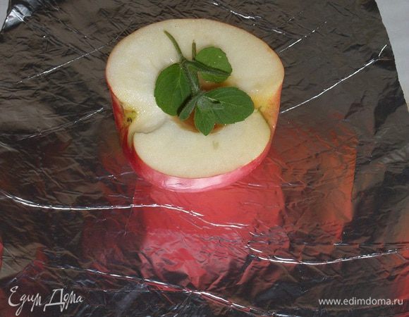 Кладем 1 веточку мяты.