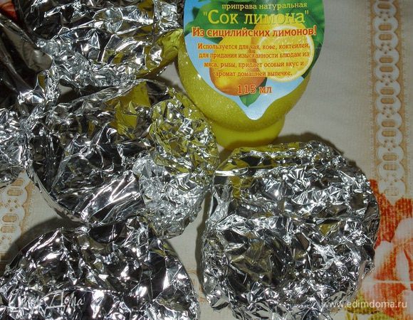Заворачиваем половину яблока в фольгу. Аналогично подготавливаем остальные яблоки.