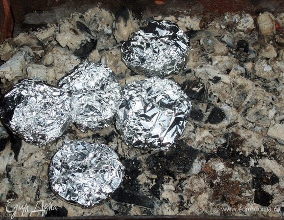 Выкладываем подготовленные яблоки в фольге на «седые» угли. Готовим 5-10 минут.
