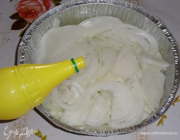 Добавляем лимонный сок ТМ SICILIA. Накрываем пищевой пленкой и берем с собой на пикник.