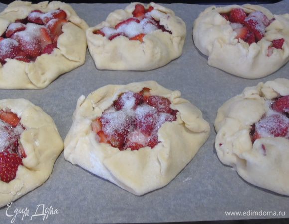 Сверните края, присыпьте сахаром и отправьте выпекаться в разогретую до 180°С духовку на 20-30 минут. За 10 минут до готовности сбрызните бальзамиком клубнику.