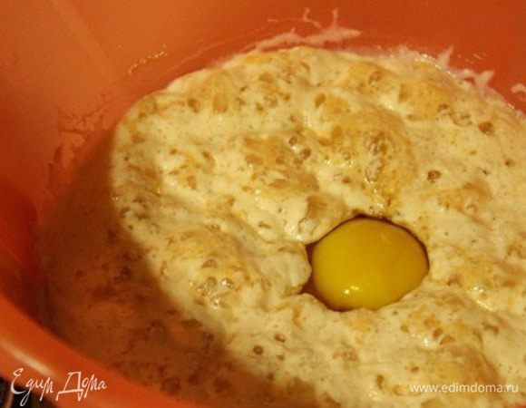 Смешать все ингредиенты для опары, накрыть полотенцем и оставить на 15 минут. До появления пышной шапочки. К подошедшей опаре добавить яйцо и перемешать венчиком.

