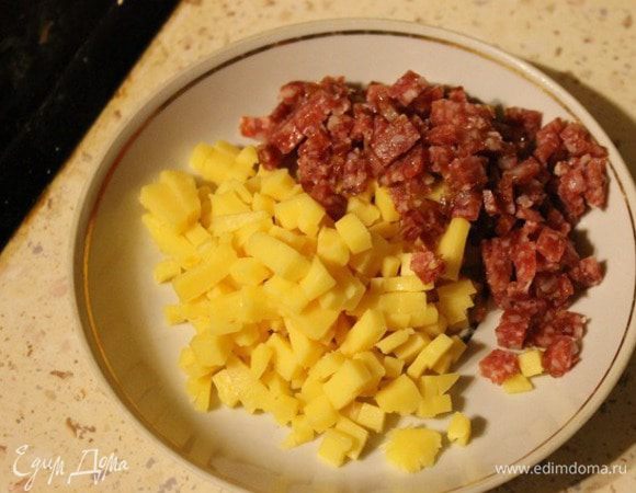 Для начинки №2: сыр и салями нарезать мелкими кубиками, перемешать.
