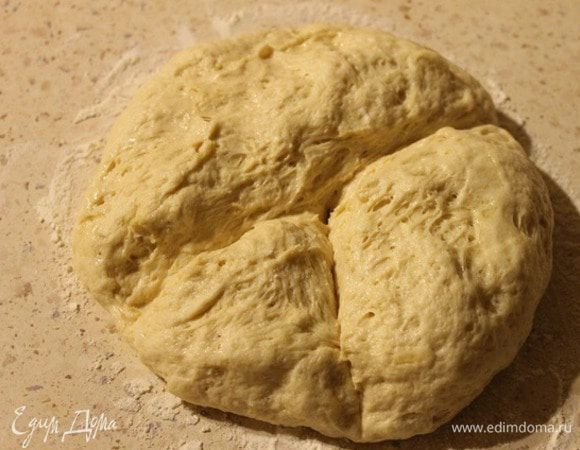 Подошедшее тесто разрезать пополам. А от второй половины отрезать 1/3 часть.
