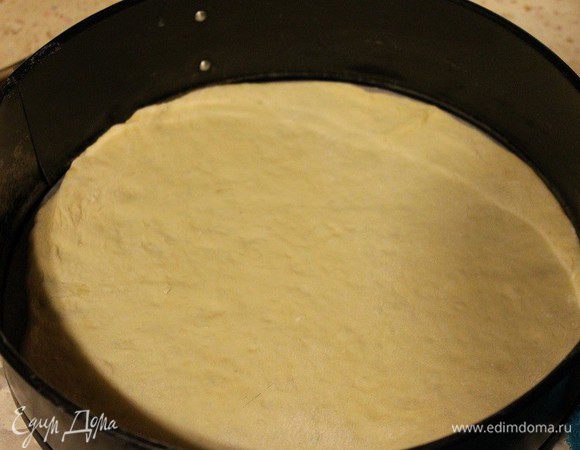 Дно формы d=24 см застелить пергаментом. Раскатать 1/3 часть (самую маленькую) теста и выложить ее на дно формы..
