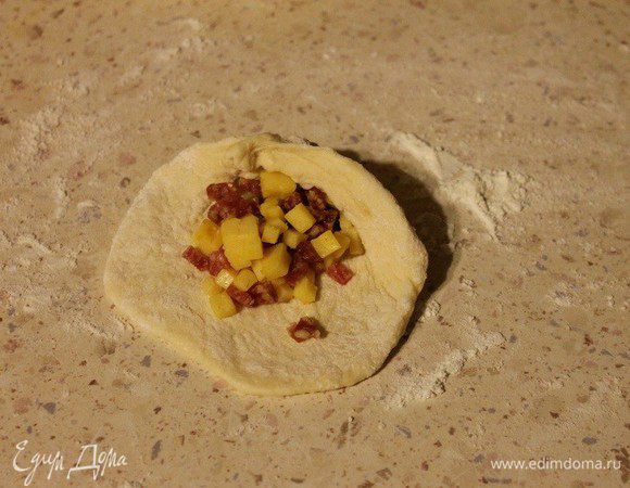 Раскатать каждый кусочек и выложить начинку №2. Защипнуть края, сформировать мешочек-шарик.
