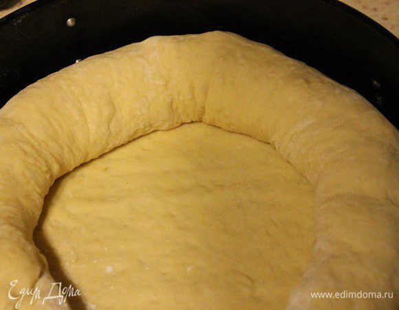 Получившийся рулет сложить в форму.
