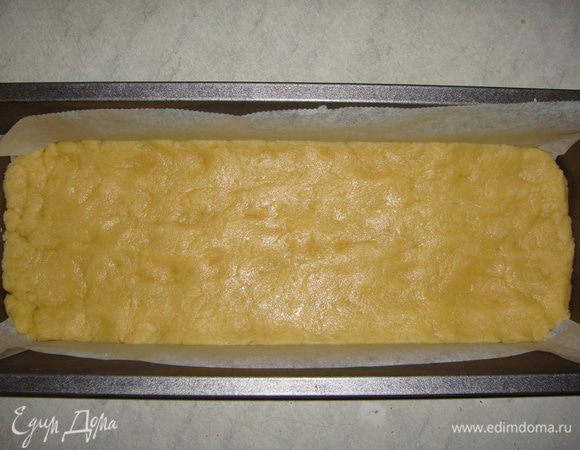 Форму для выпечки застелить пергаментом и распределить по дну большую часть теста. Убрать в холодильник на 30 минут.