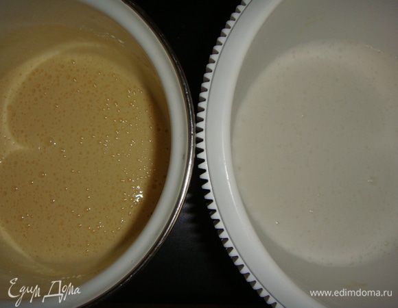 Желтки отделить от белков. Белки взбить с 80 г сахарной пудры до крепкой пены. Желтки взбить с 70 г сахарной пудры до побеления массы. 