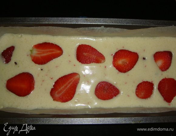 Тесто из холодильника поставить в разогретую до 180°С духовку на 15 минут. На основу вылить начинку, сверху распределить клюкву и нарезанную клубнику. 