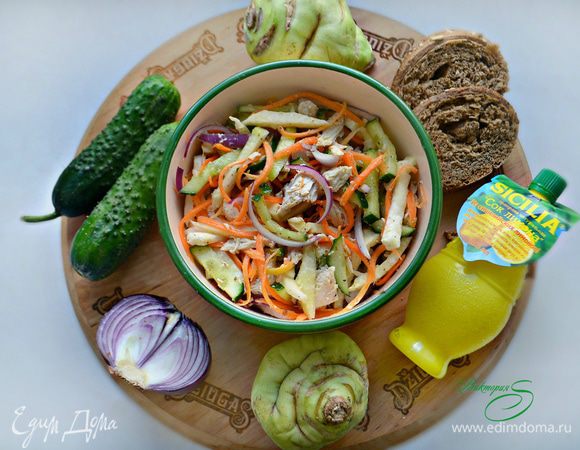 Можно дать салату немного настояться, а можно и тут же подавать к столу. Приятного вам аппетита!