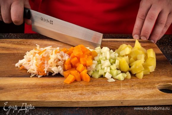 Отварите картофель, морковь и куриные яйца. Квашеную капусту мелко порубите, добавьте нарезанные кубиками картофель, морковь, редьку.