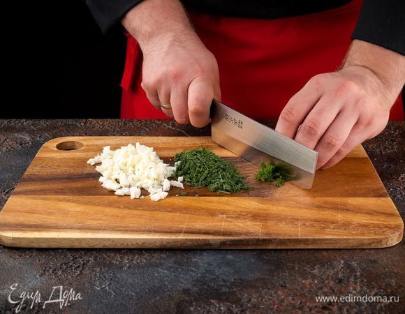 Яичные белки и укроп мелко порубите.