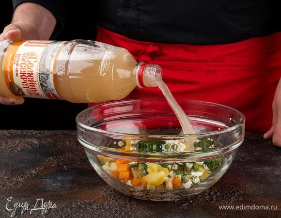 Смешайте все ингредиенты, добавьте соль и сахар по вкусу, а также квас «Семейный секрет. Традиционный».