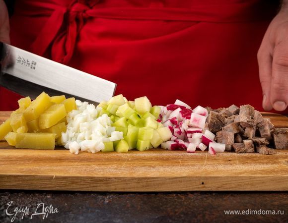 Мясо, картофель, яйца отварите. Также можно заменить мясо сосисками, колбасой или сардельками. Нарежьте кубиками мясо, свежие очищенные огурцы, картофель. Редис нарежьте тонкими ломтиками, яичные белки — кубиками.
