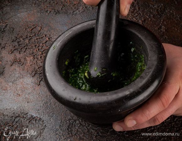 Укроп и зеленый лук порубите мелко и перетрите с солью.